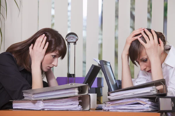 Frustrierte Geschäftsfrauen durch Arbeit — Stockfoto