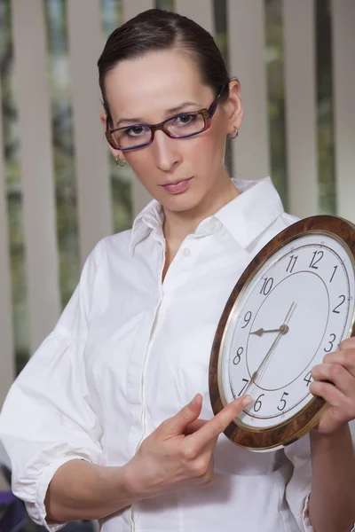 Mulher infeliz com grande relógio — Fotografia de Stock