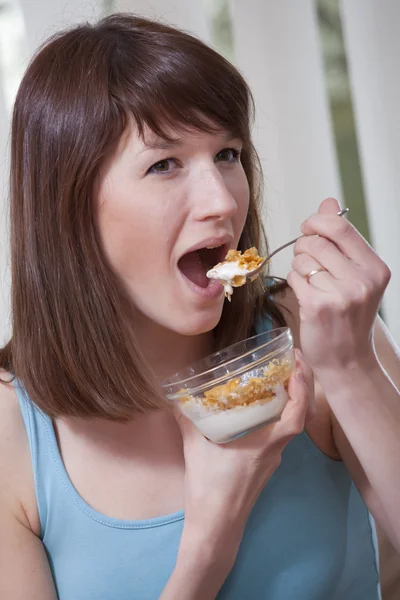 Женщина ест хлопья кукурузы — стоковое фото