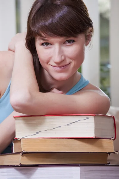 Frau mit Bücherstapel — Stockfoto