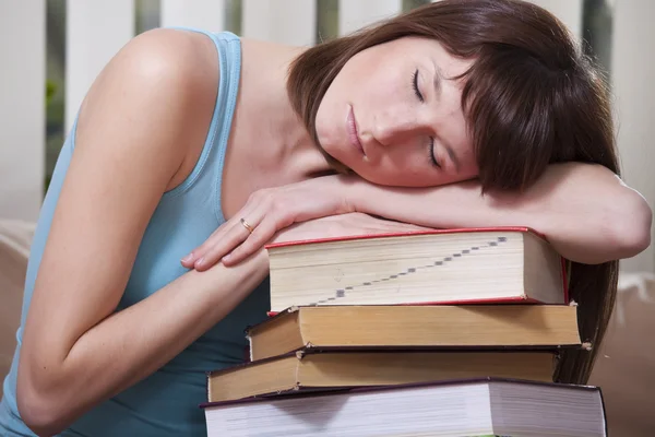 Unavený student s hromadou knih — Stock fotografie