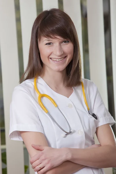 Усміхнене жіночий лікар — стокове фото