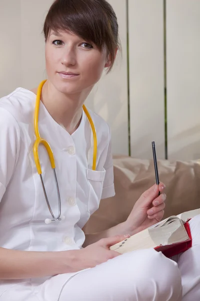 Студент-медик с книгой — стоковое фото