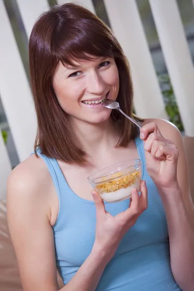 Щаслива жінка з кукурудзяними пластівцями — стокове фото