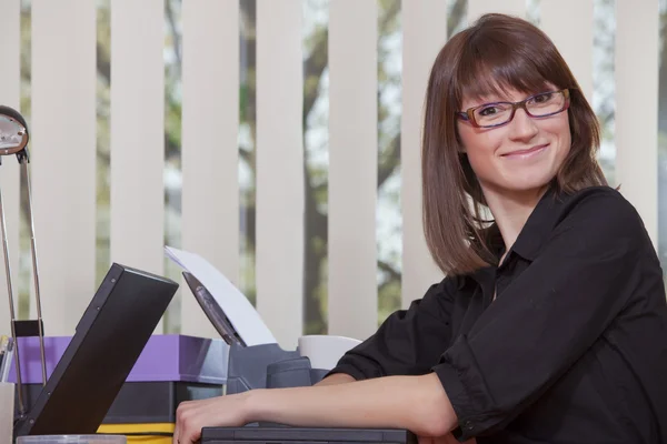 Усміхнена жінка з ноутбуком — стокове фото
