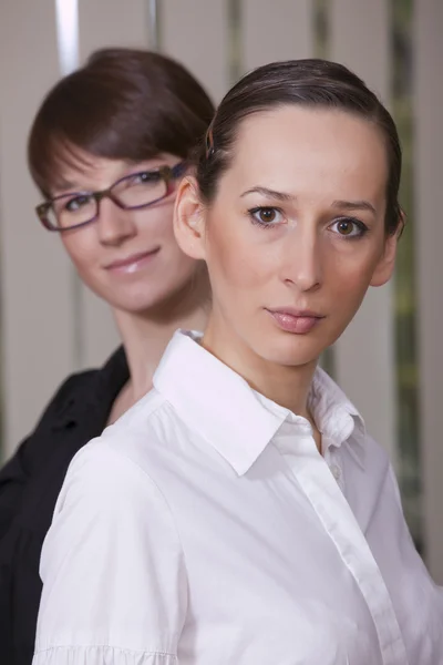 Två glada affärskvinnor — Stockfoto