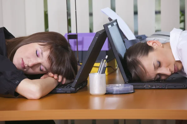 Trabalhadores de escritório cansados — Fotografia de Stock