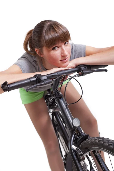 年轻女子骑着自行车 — 图库照片