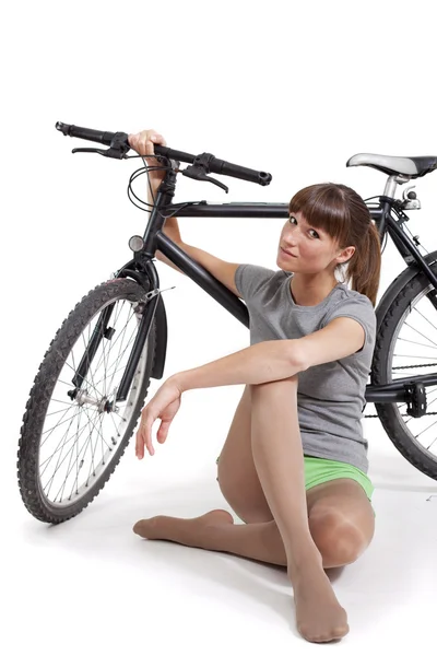 Jovem mulher com bicicleta — Fotografia de Stock