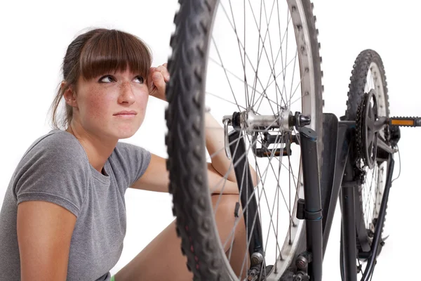 Mulher infeliz com defeito de bicicleta — Fotografia de Stock