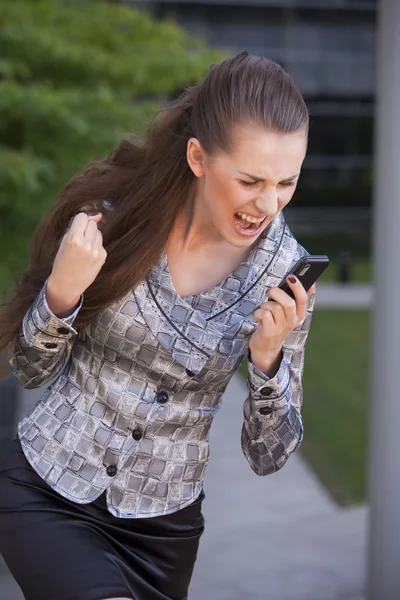 Kobieta krzyczy na telefon komórkowy — Zdjęcie stockowe