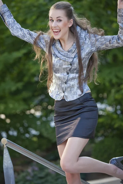 Boldog fiatal nő ugrás — Stock Fotó
