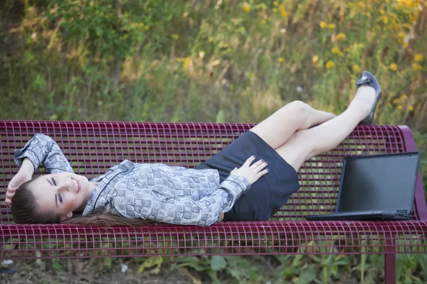 Femme relaxante sur le banc — Photo