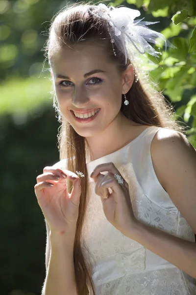 Smiling bride with daisy plant — Stock Photo, Image