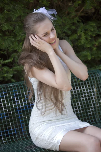 Crying bride in park — Stock Photo, Image