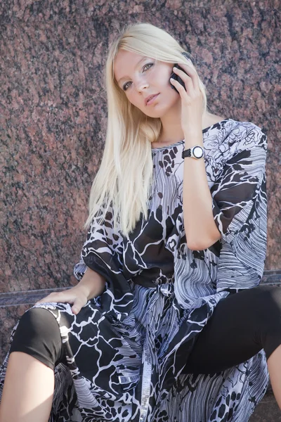 Blond kvinna med mobiltelefon — Stockfoto