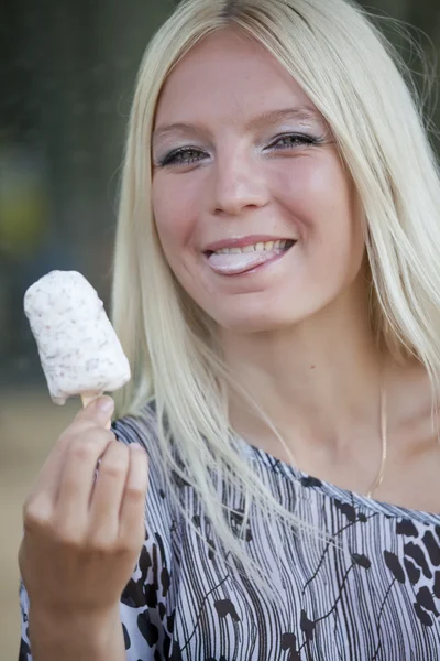 Mulher feliz com sorvete — Fotografia de Stock