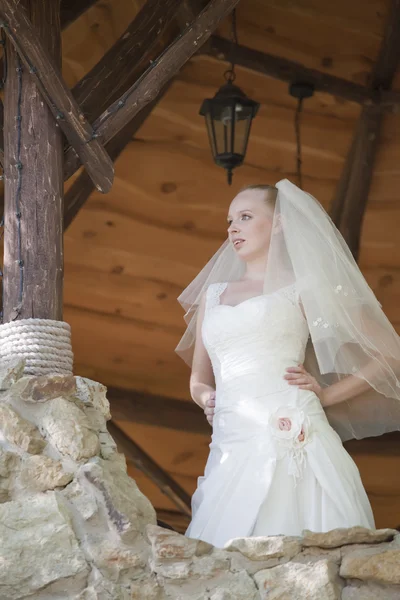 Невеста смотрит в сторону — стоковое фото
