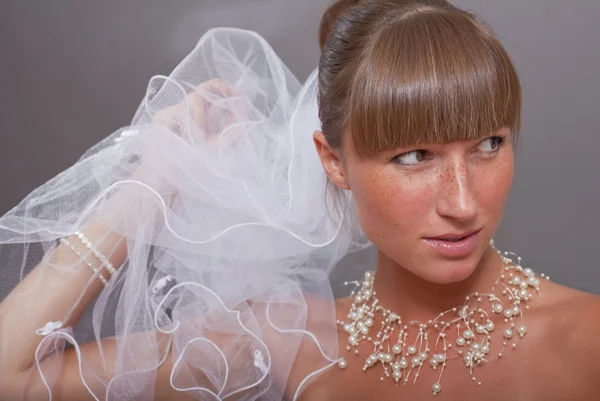 Schöne Braut mit Schleier — Stockfoto
