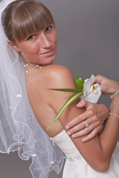 Щаслива наречена з квіткою — стокове фото