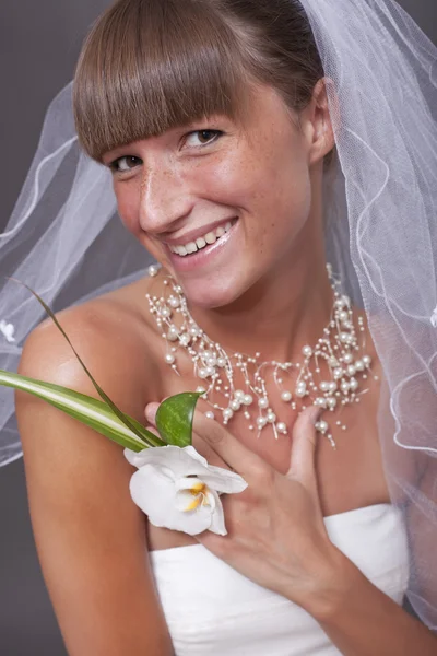Sposa ridente con fiore — Foto Stock