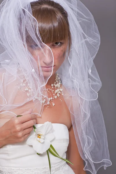 Mariée en pleurs sous voile blanc — Photo