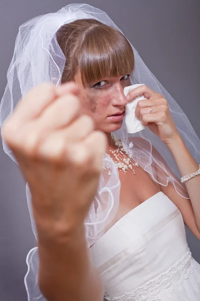 Frustrierte Braut zeigt ihre Faust — Stockfoto