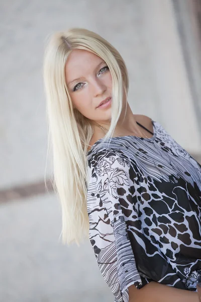 Porträt einer blonden Frau im Freien — Stockfoto