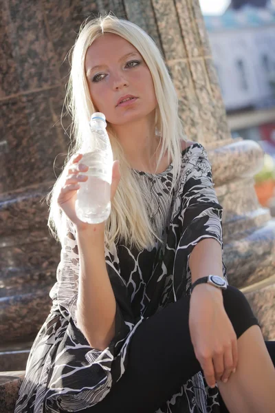 병에서 물을 마시는 여자 — 스톡 사진