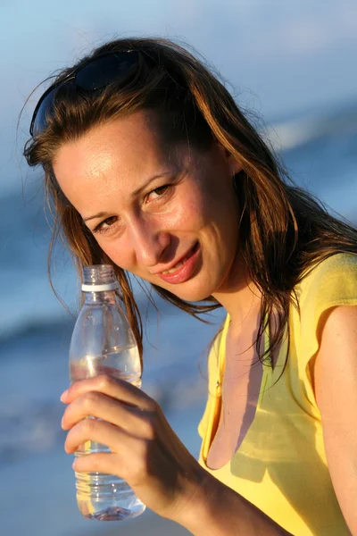 Mulher segurando água garrafa — Fotografia de Stock