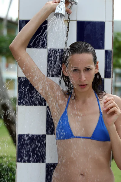 Koude douche na het zwemmen — Stockfoto