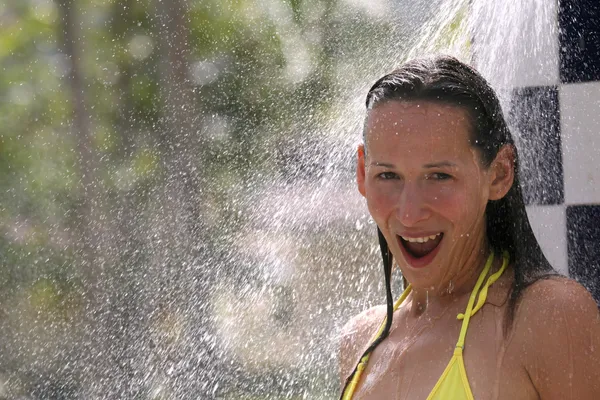 Szczęśliwa kobieta bierze prysznic — Zdjęcie stockowe