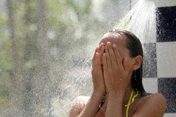 Mujer toma una ducha — Foto de Stock