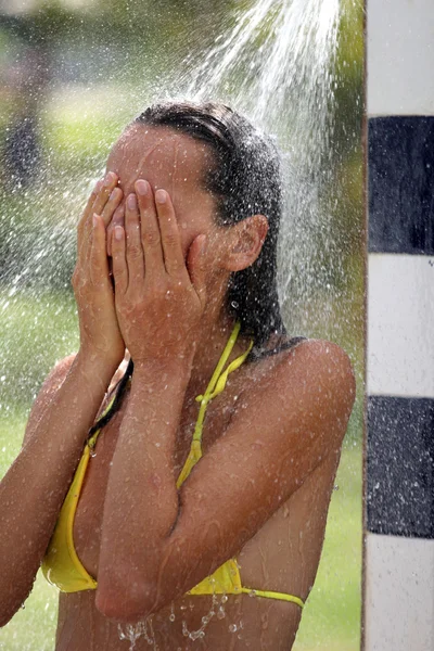 Femme en bikinis prend une douche — Photo