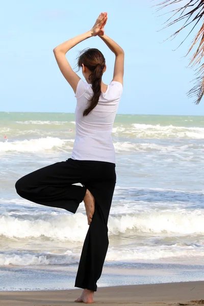 Yoga op het strand — Stockfoto