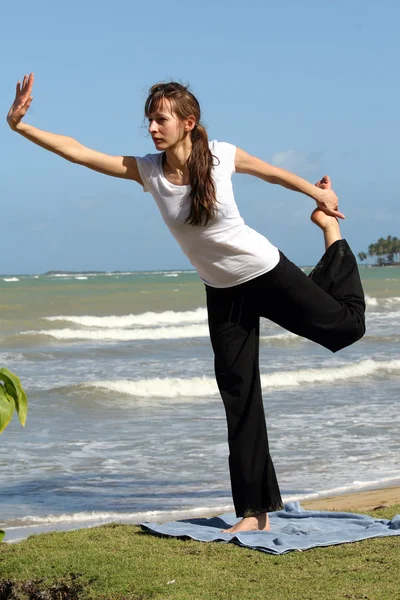 在海滩上的瑜伽练习 — 图库照片