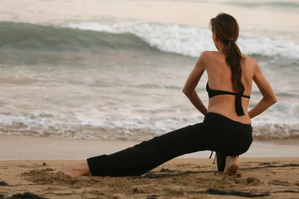 Stretching övningar på stranden — Stockfoto