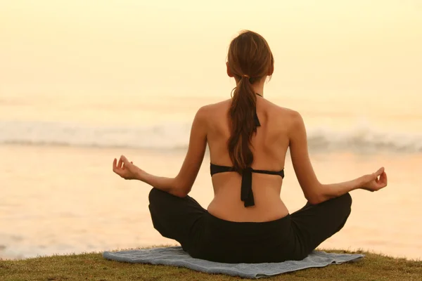 Yoga-Übungen bei Sonnenuntergang — Stockfoto