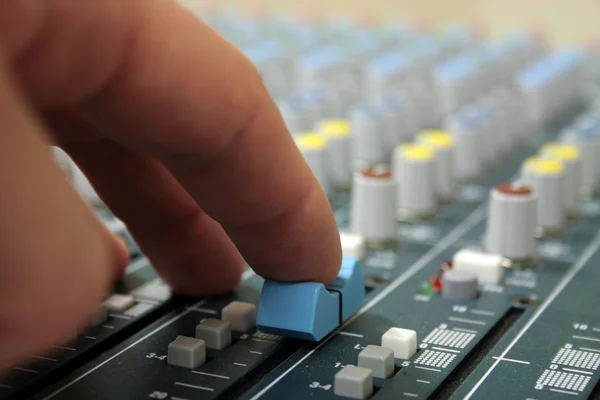Hand på sound mixer — Stockfoto