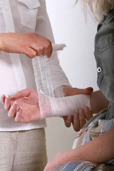 Nakładanie bandaża — Zdjęcie stockowe