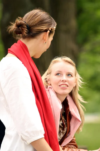 Zwei Frauen unterhalten sich im Park — Stockfoto
