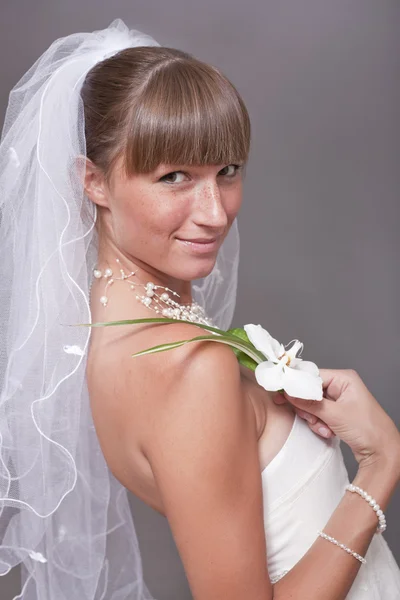 Элегантная невеста с цветами — стоковое фото