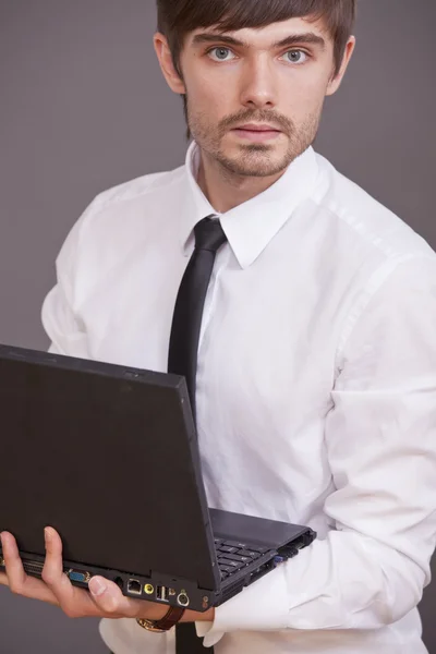 ノートパソコンを持っているビジネスマン — ストック写真