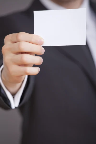 Üzletember üres névjegykártyát átadása — Stock Fotó