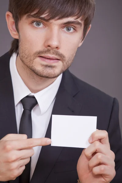 Empresário apontando no cartão de visita em branco — Fotografia de Stock