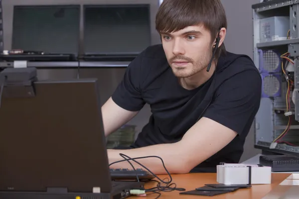 Programador masculino con auriculares —  Fotos de Stock