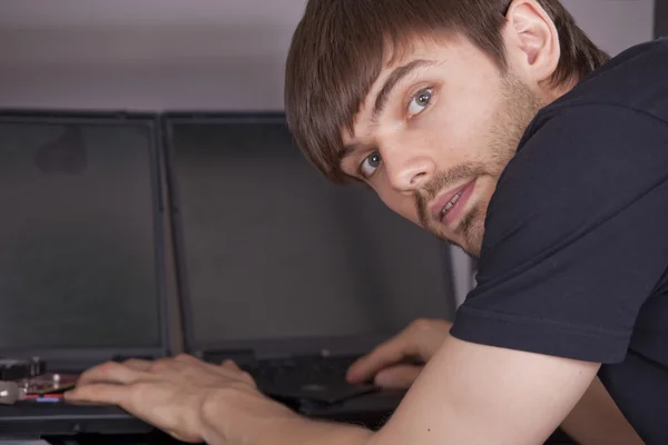 Computer technician with laptops — Stock Photo, Image