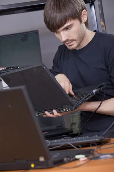 Computer technician installing software — Stock Photo, Image