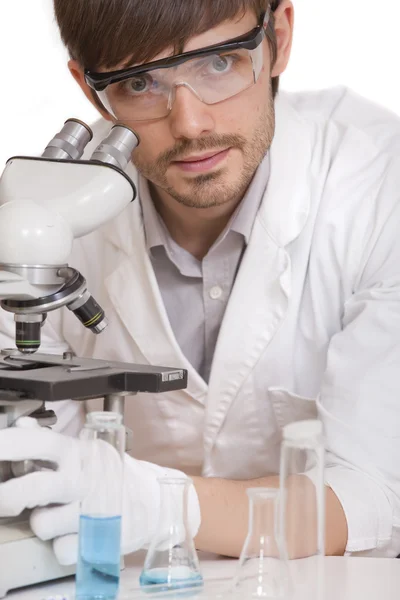 Investigador con microscopio — Foto de Stock