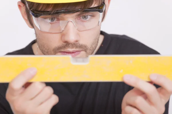 Manual worker with level — Stock Photo, Image